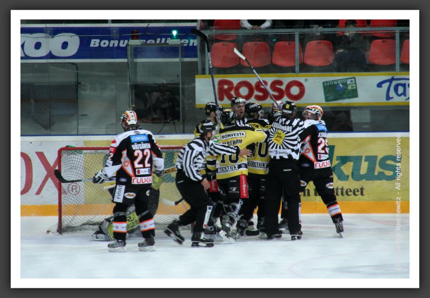 051013_IceHockey_24